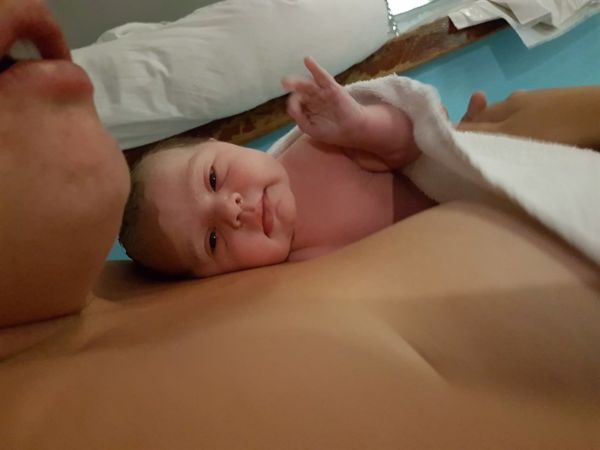 Νεογέννητο μωρό κάνει μια απίστευτη κίνηση μόλις γεννιέται. Και η φωτογραφία του γίνεται viral! | imommy.gr