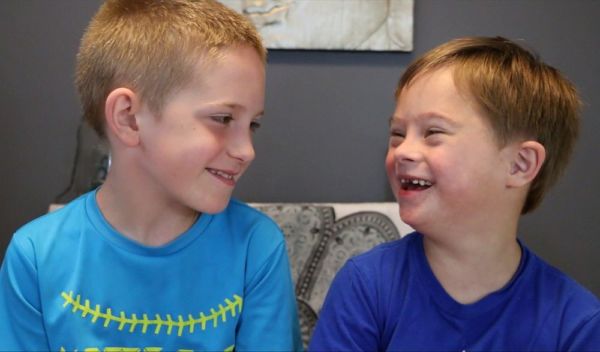Βίντεο: Ένα αγόρι μας εξηγεί γιατί αγαπάει τόσο πολύ τον αδελφό του που έχει σύνδρομο Down | imommy.gr