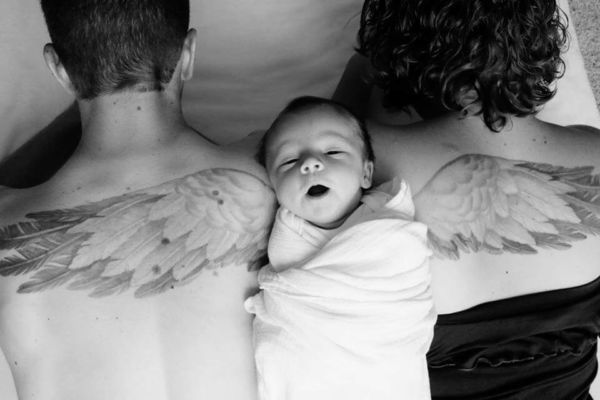 Ένα ζευγάρι «χτυπάει» τατουάζ για το πρόωρα χαμένο μωρό του. Η φωτογραφία που έγινε viral | imommy.gr