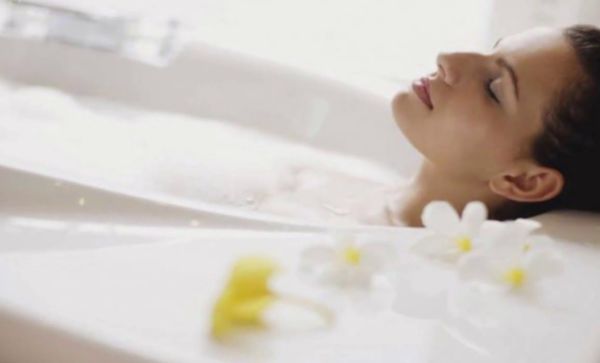 Με ένα ζεστό μπάνιο καίμε όσες θερμίδες με το περπάτημα! | imommy.gr