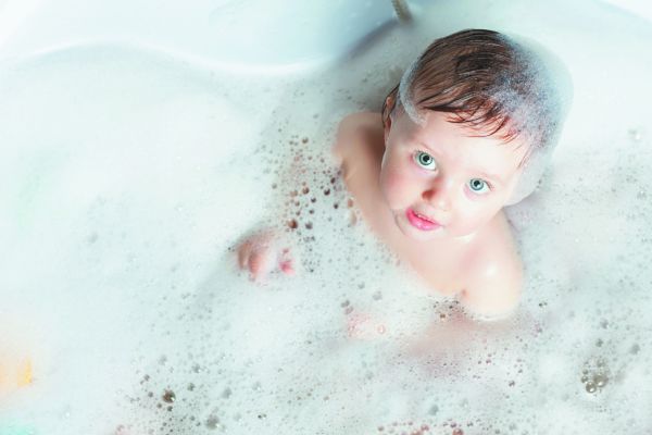 Πέντε λόγοι που το μπάνιο βοηθάει το παιδί μας να αναπτυχθεί | imommy.gr