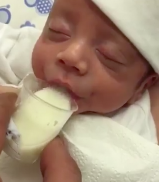 Απίστευτο βίντεο: Νεογέννητο πίνει γάλα από…ποτήρι και γίνεται viral | imommy.gr