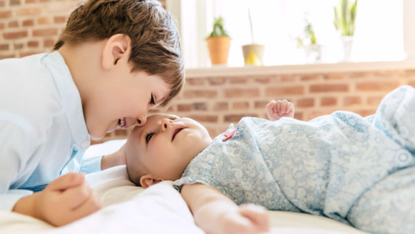 Πώς θα προετοιμάσεις το παιδί αν περιμένει αδερφάκι | imommy.gr