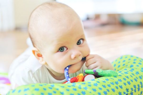 Οδοντοφυία: Πώς να καταπραΰνετε τα ούλα του μωρού σας | imommy.gr