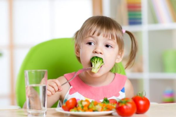 Έξι κόλπα για να κάνετε το παιδί σας να τρώει υγιεινά | imommy.gr