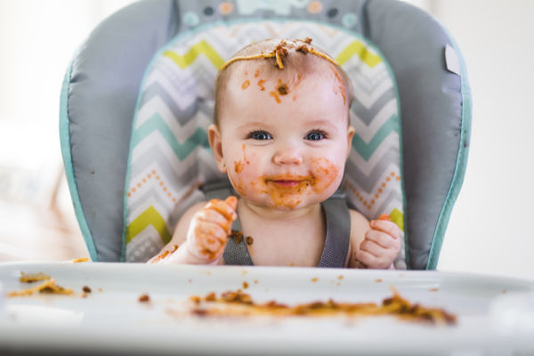 Πώς θα μάθετε στο μωρό να τρώει μόνο του σιγά σιγά | imommy.gr