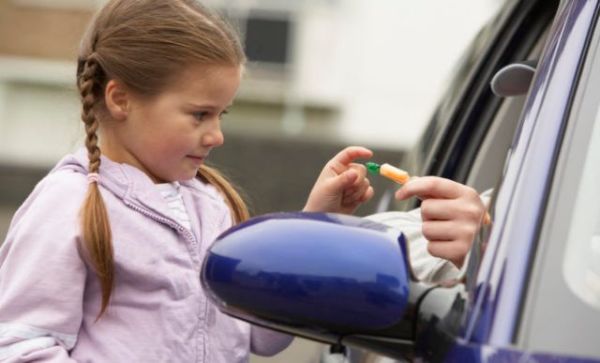 Πώς να μιλήσετε στα παιδιά σας για τον κίνδυνο του ξένου | imommy.gr