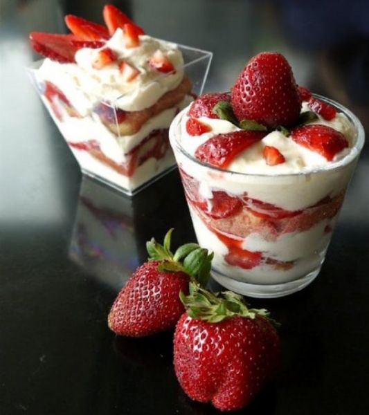 Μπολάκια με φράουλες και γιαούρτι | imommy.gr