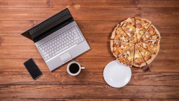 Πίτσα και laptop; Τι μπορεί να συμβεί; | imommy.gr