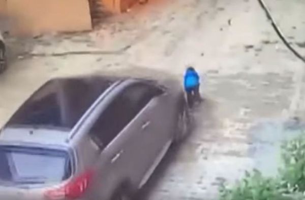 Αλώβητο βγήκε τρίχρονο αγόρι που παρασύρθηκε από το αυτοκίνητο της μητέρας του | imommy.gr