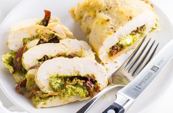 Στήθος κοτόπουλο γεμιστό με σάλτσα πέστο και μπέικον | imommy.gr