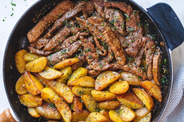 Εύκολη συνταγή για την πιο νόστιμη μπριζόλα με πατάτες | imommy.gr