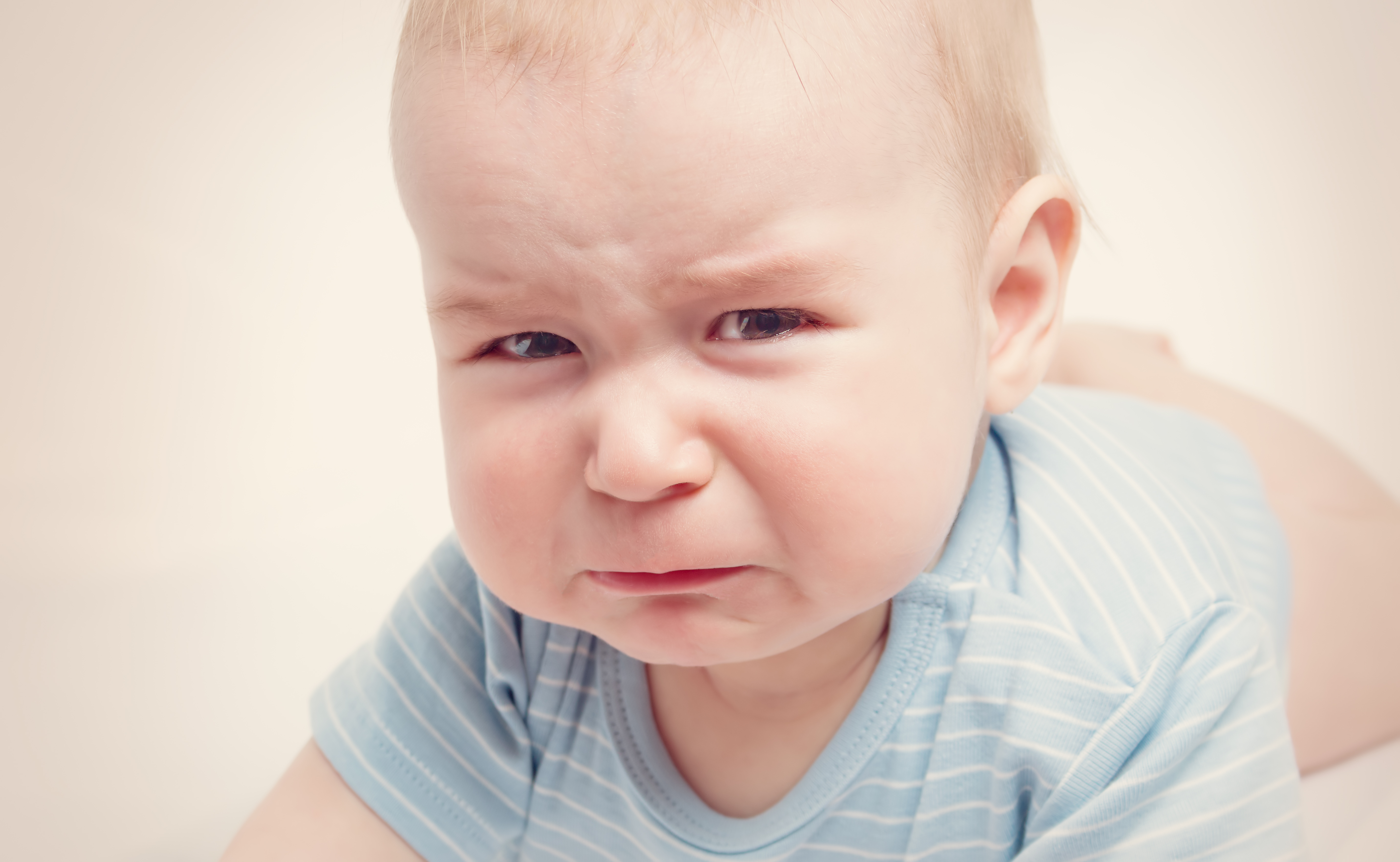 Ребенок плачет когда выходишь. Ребенок плачет. Грустный младенец. Плачущий ребенок. Ребенок раннего возраста плачет.