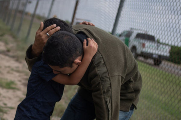 Χιλιάδες παιδιά χωρίζονται βίαια από τους γονείς τους: «Οι συνέπειες είναι καταστροφικές» | imommy.gr