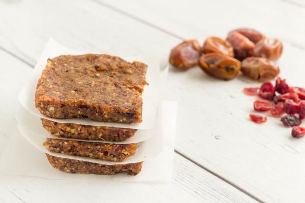 Μπάρες δημητριακών με μαύρη σοκολάτα και βερίκοκο | imommy.gr