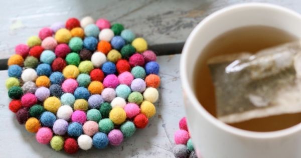 Φτιάξτε σουβέρ με πολύχρωμα πομ πομ | imommy.gr