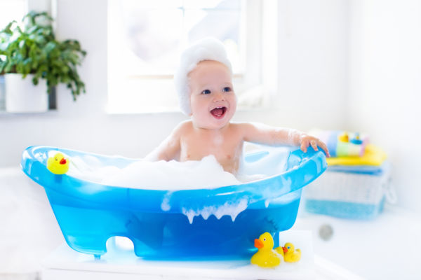 Είναι επικίνδυνο για το μωρό μου να πίνει νερό από την μπανιέρα; | imommy.gr