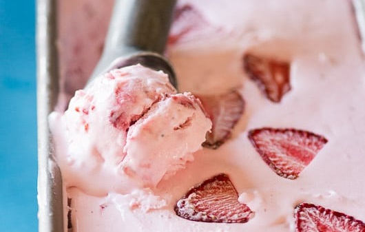 Παγωτό φράουλα με τρία υλικά | imommy.gr