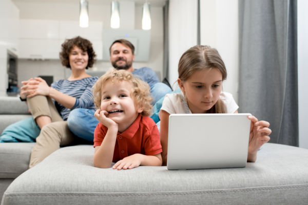 Οι τρόποι για να μειώσετε την τηλεόραση και τα Μέσα για το παιδί | imommy.gr