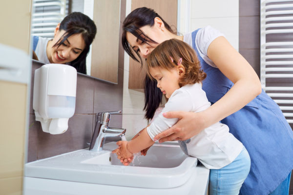 Πώς θα κάνω το παιδί μου να πλένει τα χέρια του στην τουαλέτα; | imommy.gr