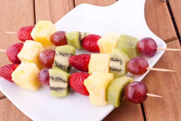 Χρωματιστά σουβλάκια φρούτων | imommy.gr