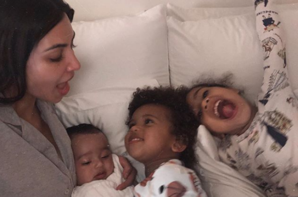 Η Κιμ Καρντάσιαν φωτογραφίζει τον γιο της με τη μικρή κόρη της | imommy.gr