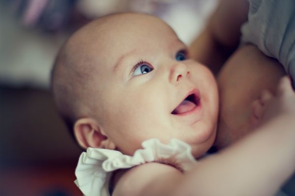 Πώς θα κάνετε το παιδί να συνδεθεί με το στήθος σας | imommy.gr