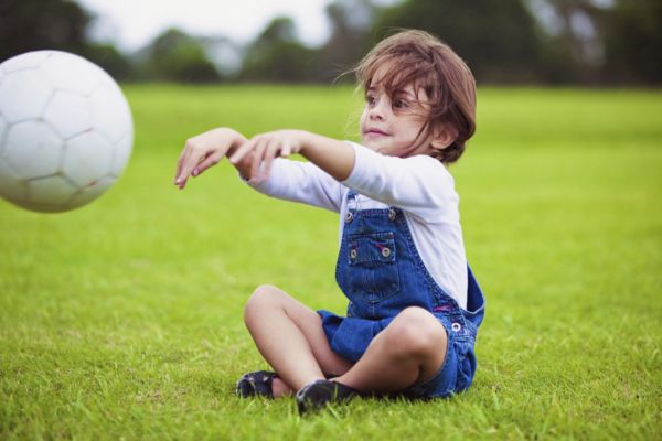 Είναι φυσιολογικό που το παιδί μου ρίχνει την μπάλα μόνο με το ένα χέρι; | imommy.gr