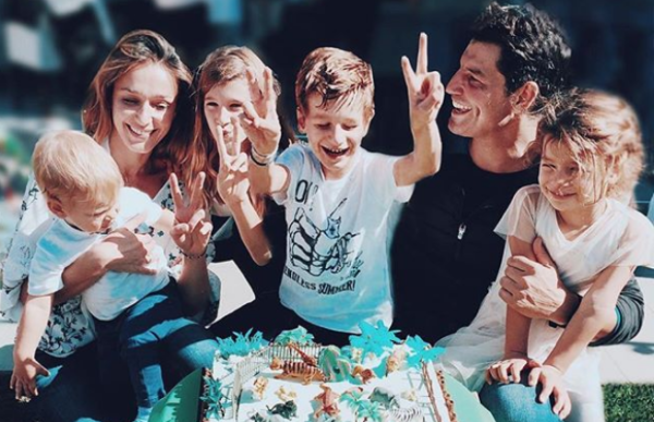 Η οικογενειακή φωτογραφία του Σάκη Ρουβά | imommy.gr