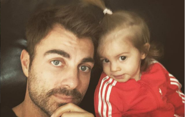 Ο Στέλιος Χανταμπάκης μας γνωρίζει την κορούλα του [Βίντεο] | imommy.gr