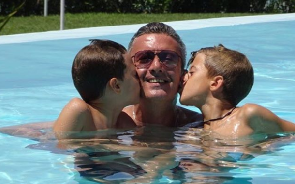 Νίκος Χατζηνικολάου: Η βόλτα με τα τρία μικρότερα παιδιά του | imommy.gr