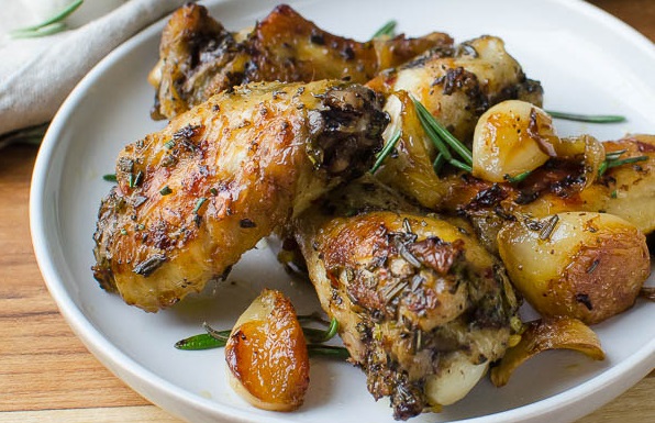 Τηγανητό κοτόπουλο με δεντρολίβανο και σκόρδο | imommy.gr