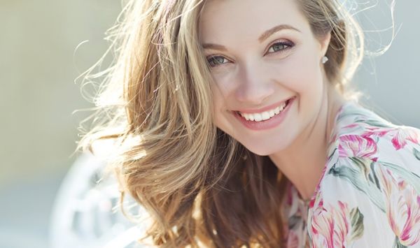 Το κόλπο για λευκά δόντια στη στιγμή | imommy.gr