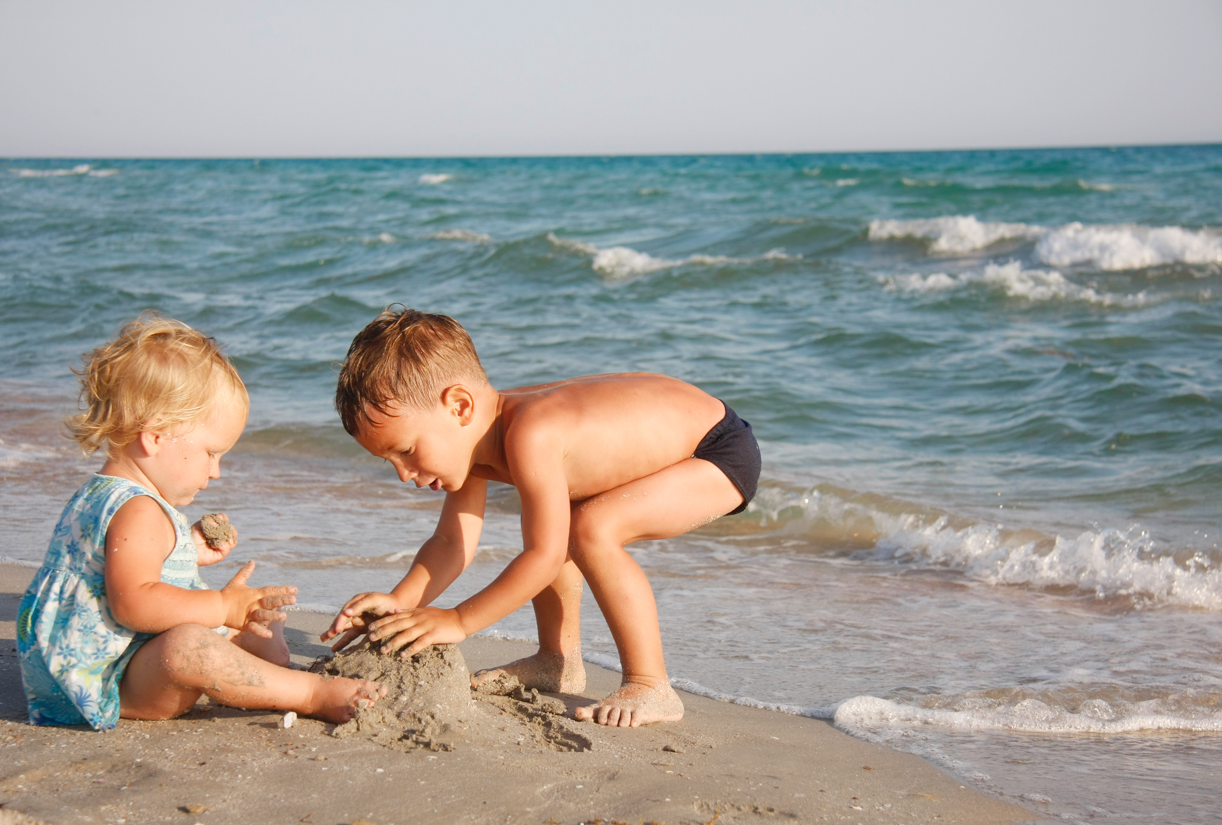 Дикий пляж рассказ. Дети на море. Малыш на пляже. Дети на Песчаном берегу. Детишки на пляже.