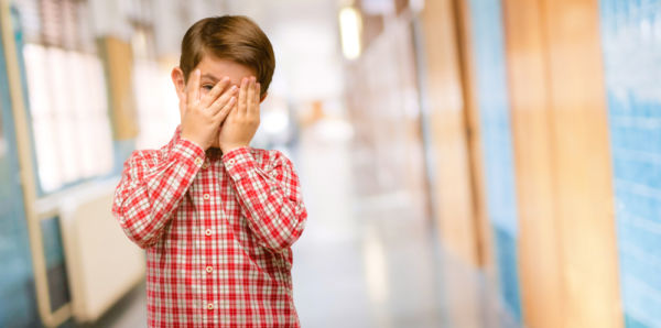 Βοηθήστε το ντροπαλό παιδί σας στο σχολείο | imommy.gr