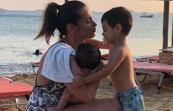 Ελένη Καρποντίνη: Ποζάρει αγκαλιά με τους γιους της | imommy.gr