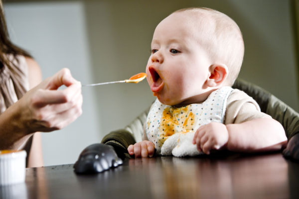 Μάθετε στο μωρό σιγά σιγά να τρώει μόνο του | imommy.gr