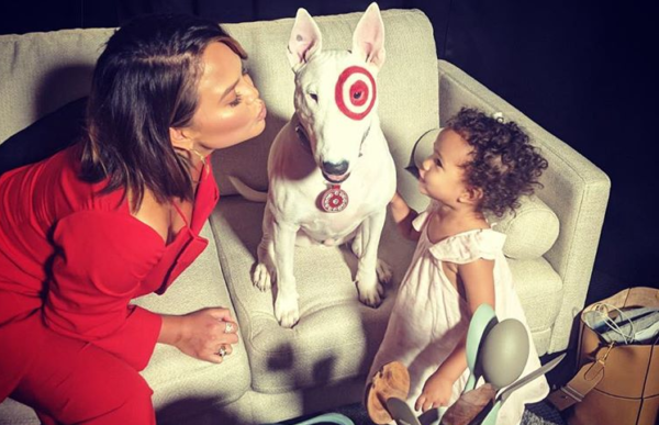 Η Κρίσι Τέιγκεν… χτίζει σπίτι με την κορούλα της | imommy.gr