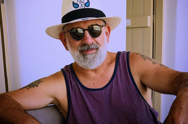 Ο Πέτρος Φιλιππίδης ποζάρει με τον γιο του και τον σκύλο τους | imommy.gr