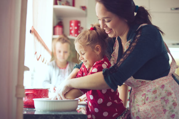 Διασκεδαστικοί τρόποι να μαγειρέψετε με το παιδί | imommy.gr