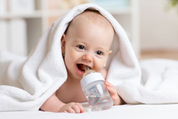 Πώς καθαρίζετε τα μάτια, μύτη και αυτιά του νεογέννητου | imommy.gr