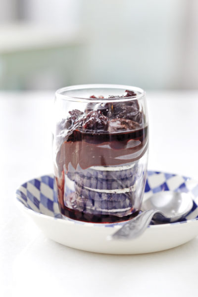 Μπισκοτογλυκό με σοκολάτα και βύσσινο | imommy.gr