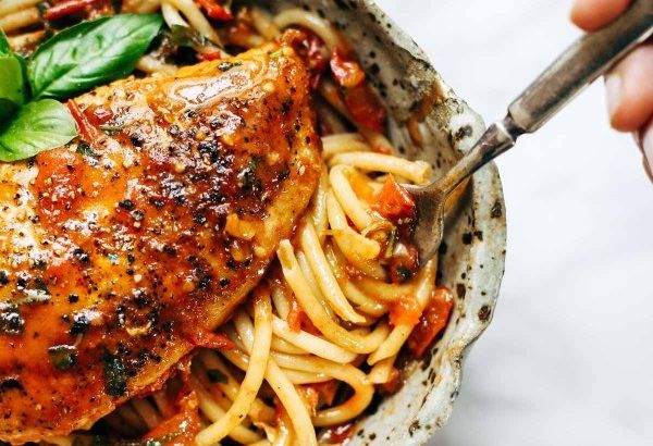 Κοκκινιστό κοτόπουλο με σκόρδο | imommy.gr