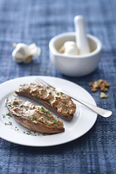 Μελιτζάνες με καρυδάτη σκορδαλιά | imommy.gr