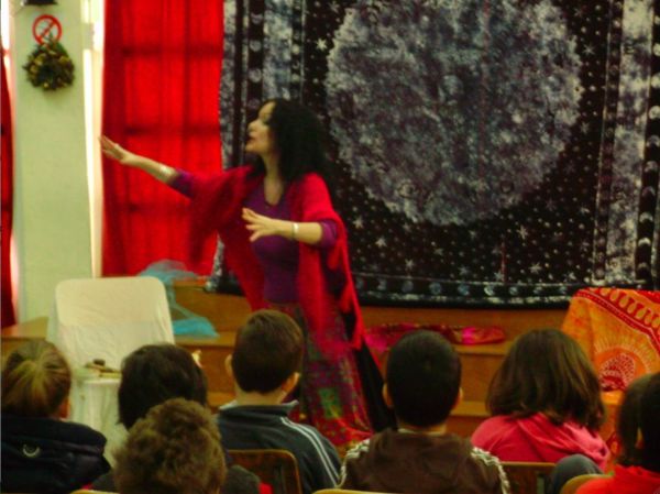 «Παραμυθάς επέρασε, ένας τον εκέρασε, κόσμος μαζευότανε, εδωνά καθότανε…» | imommy.gr