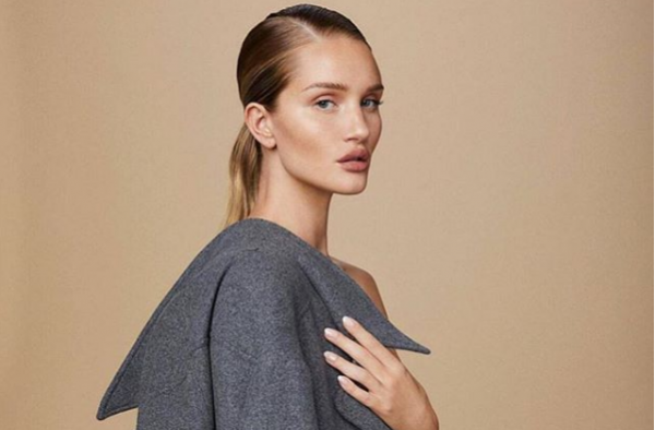 Ρόζι Χάντινγκτον: Απλή και στιλάτη στη βόλτα με τον γιο της | imommy.gr