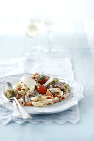 Μακαρονοσαλάτα με απάκι και γραβιέρα | imommy.gr