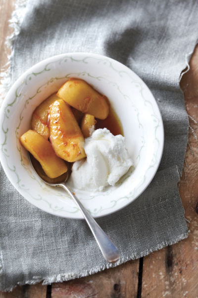 Καραμελωμένα μήλα με παγωτό | imommy.gr