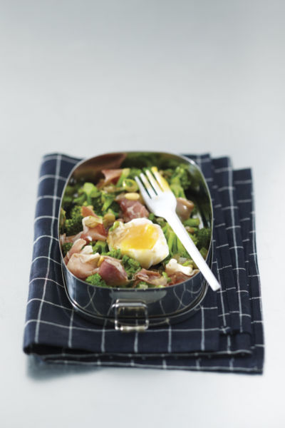 Σαλάτα με μπρόκολο, αυγό και προσούτο | imommy.gr