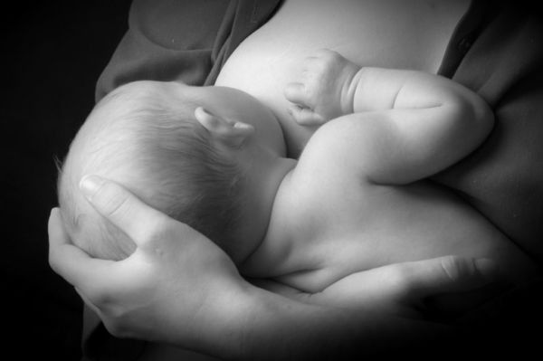 Ο θηλασμός βοηθάει το στήθος να δείχνει νεότερο! | imommy.gr